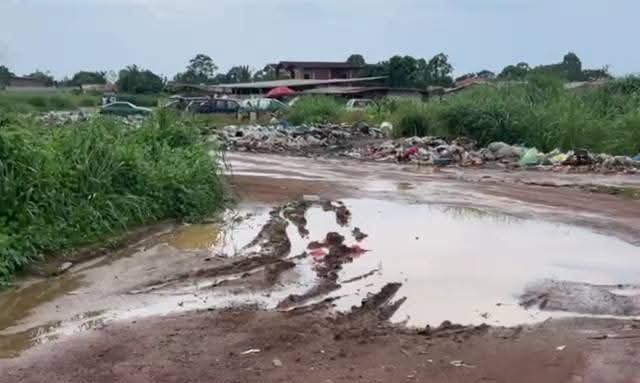 Mitzic étouffe sous les déchets et les chantiers abandonnés img 20251117 110304