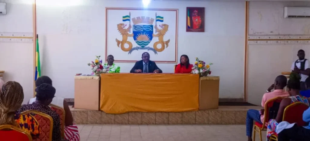 Dialogue engagé entre la mairie et les commerçants de l’échangeur de Nzeng-Ayong. whatsapp image 2025 11 27 at 18.25.02 1068x486