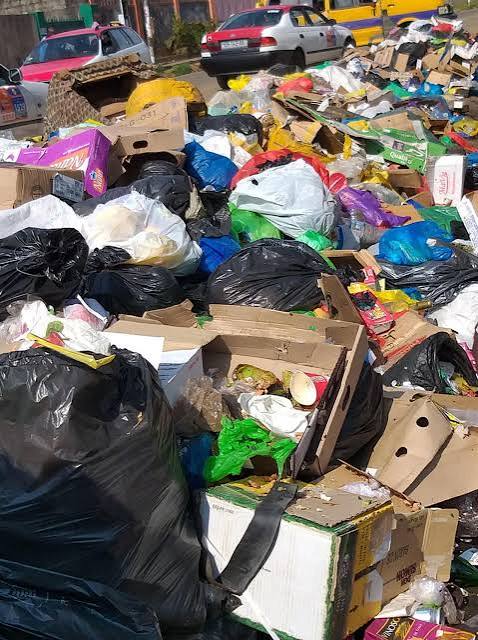 Libreville – Melen : un tas d’ordures envahit la route, les habitants de PK11–Malaba crient leur ras-le-bol images (5)