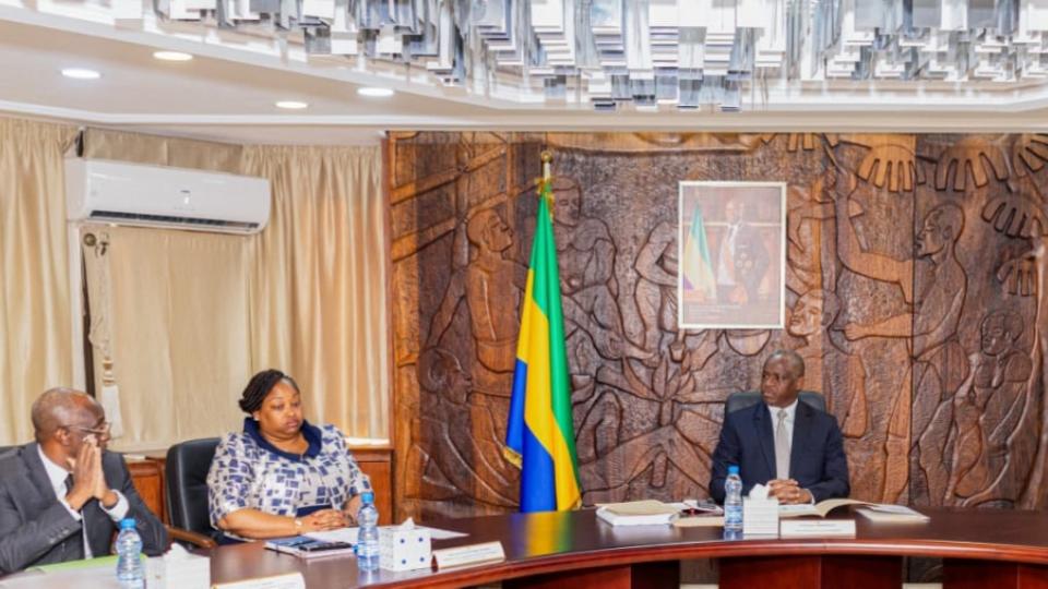 Éducation nationale : régularisations confirmées, premiers effets attendus le 25 février séance de travail Hermann Immongault et camélia Ntoutoum