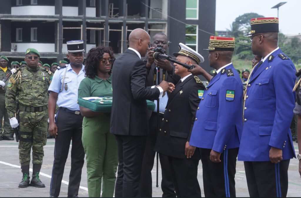 Eaux et forêts : Présentation du drapeau au premier contingent paramilitaire f94ebf0b 7b3d 45b8 828d 4c07bf9d90c4