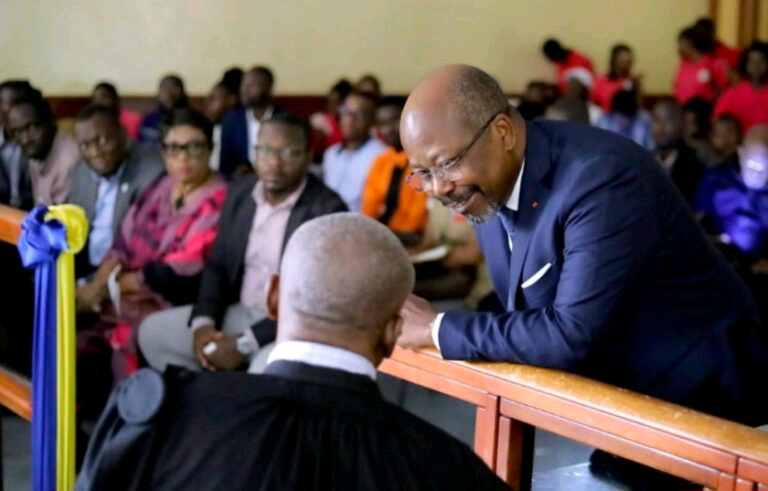 bilie by nze et son avocat au procs sur les rseaux sociaux au tribunal 768x491
