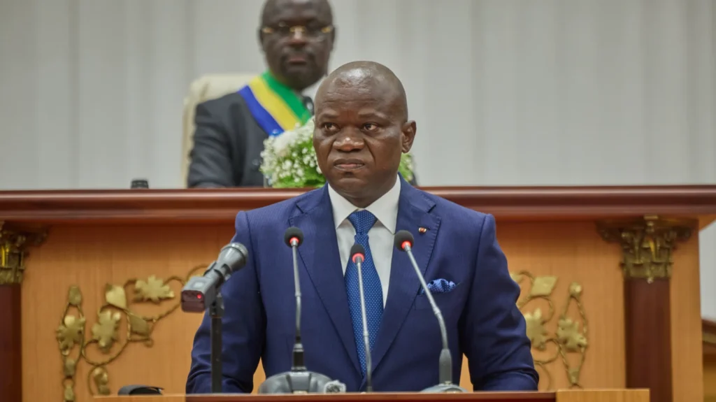 Le Gabon envisage de supprimer la prime de transport pour les agents publics disposant d’un véhicule de fonction ou de service. Oligui au congrès chifre.info